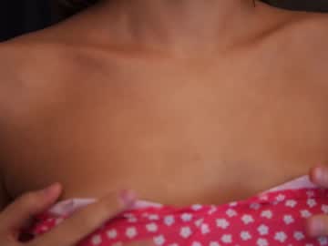 girl
        tessarosse_ cam image #1935765