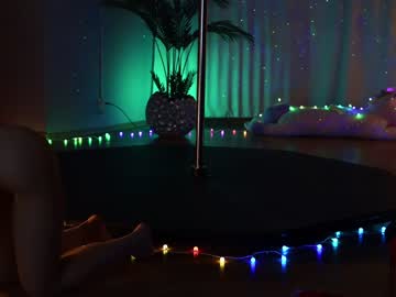 girl
        kittycaitlin cam image #2053989