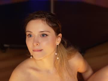 girl
        kittycaitlin cam image #2703638