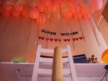girl
        lil_eva cam image #4335697