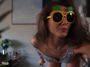 girl
        lettymoa cam image #2501587