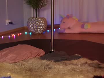 girl
        kittycaitlin cam image #2154512