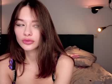 girl
        predatory_eyes cam image #2493472