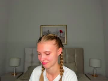 girl
        phoebepaw cam image #3335624