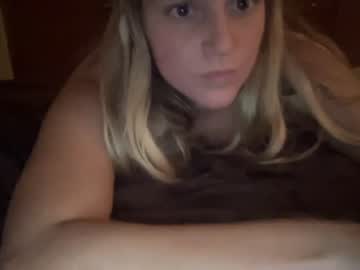 couple
        snowbunnyass cam image #427175