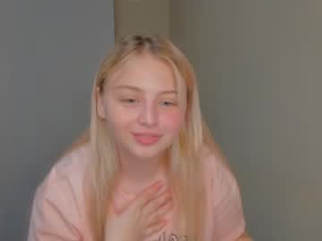 girl
        shy_blondiee cam image #549179