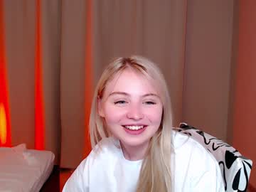 girl
        shy_blondiee cam image #560329