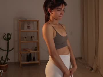 girl
        ellelure_ cam image #4199118