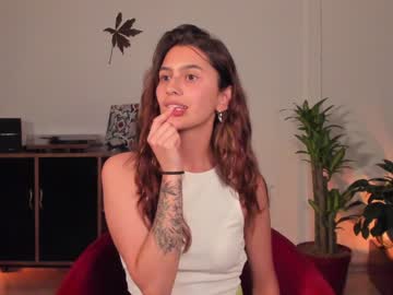 girl
        marmuse cam image #1378734