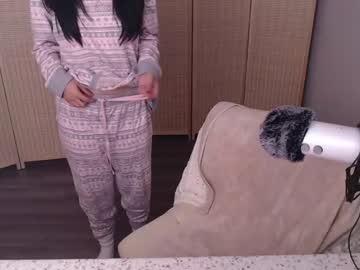 girl
        alice_lee18 cam image #2111368