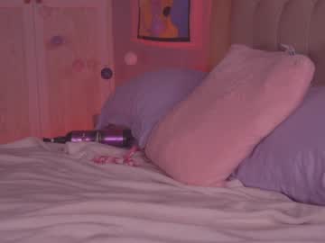 girl
        kittenmoon_ cam image #1261918