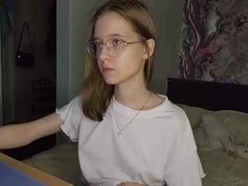 girl
        lowress cam image #4206537