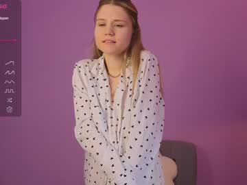 girl
        alisia_spinnet cam image #2118255