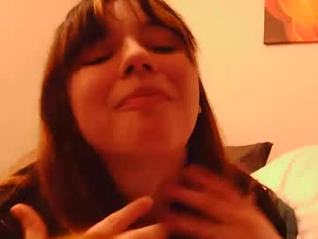 girl
        ellajames01 cam image #4190162