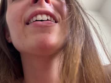 girl
        rosykindred cam image #1372115