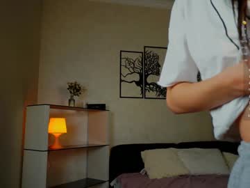 girl
        pollycilley cam image #3279250