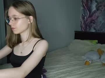 girl
        lowress cam image #4191845