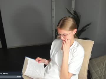 girl
        phoebepaw cam image #4436185