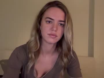 girl
        brookechance cam image #2245191