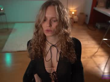 girl
        chillwithkira cam image #573402