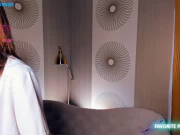 girl
        happiness_call cam image #988674