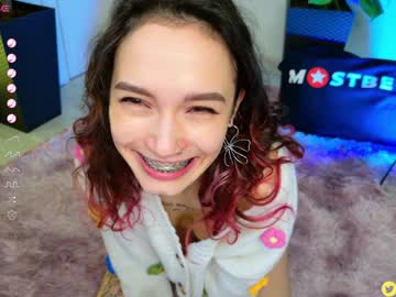 girl
        breeding_material cam image #3904946