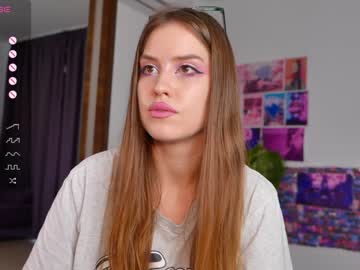 girl
        fazeyj cam image #2816515