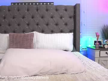 girl
        theashleydaniels cam image #1391826
