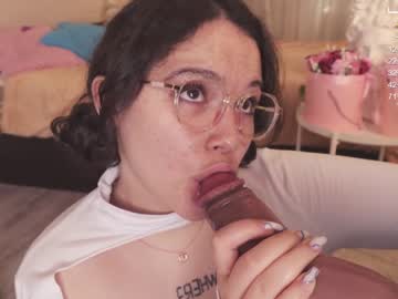 girl
        chery_lady22 cam image #1245309