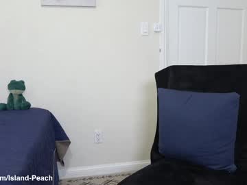 girl
        island_peach cam image #3985666