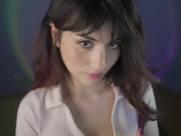 girl
        greeny_mat cam image #4614844