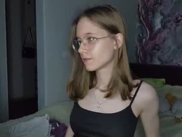 girl
        lowress cam image #4192402