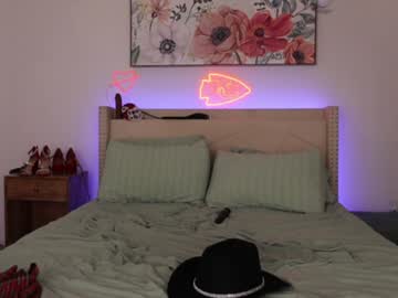 couple
        ari_lovexo cam image #4203832