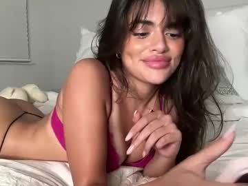 girl
        poutyselena cam image #3447479