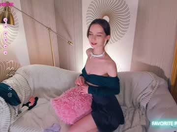 girl
        happiness_call cam image #1133159