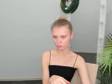 girl
        phoebepaw cam image #3804577