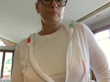 girl
        kumfoxlive cam image #3605228