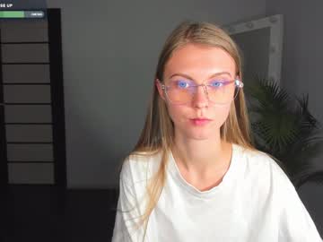 girl
        phoebepaw cam image #4254451