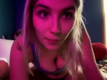 girl
        selenebaby cam image #2094961