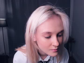 girl
        sellar_moon cam image #1830772