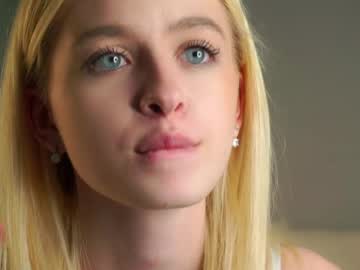 girl
        lunnadew cam image #4513135