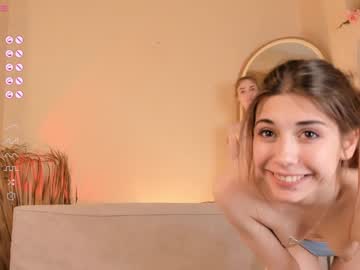 girl
        luci_cute1 cam image #2845490