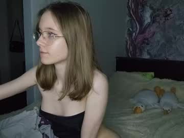 girl
        lowress cam image #4192306