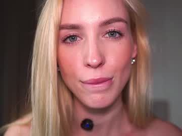 girl
        gold_blond cam image #4478521