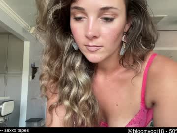 girl
        bloomyogi cam image #3163724