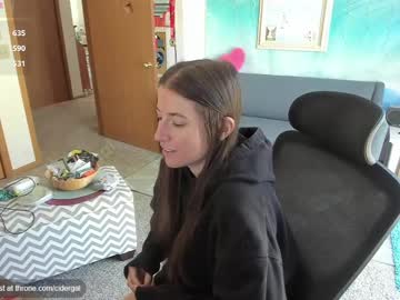 girl
        cidergal69 cam image #4490144