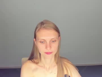 girl
        phoebepaw cam image #3114636