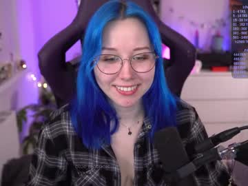 girl
        blue_mooncat cam image #4245967