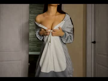 girl
        emilybatee cam image #936914
