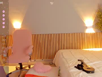 girl
        little_effy18 cam image #2815245